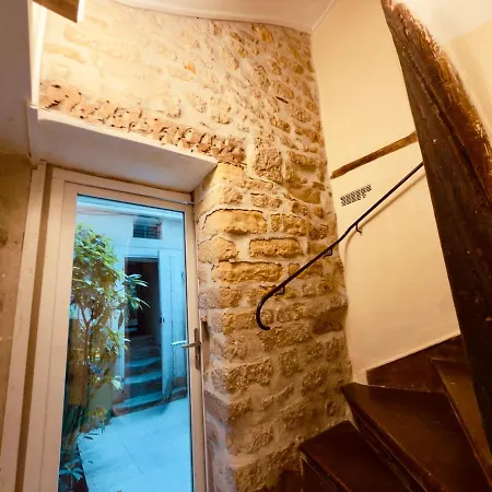 Charming Renovated Air Conditioned Studio, Pantheon, Notre Dame * Parijs