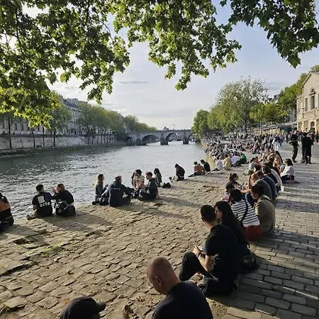 Appartement Charming Renovated Air Conditioned Studio, Pantheon, Notre Dame Parijs